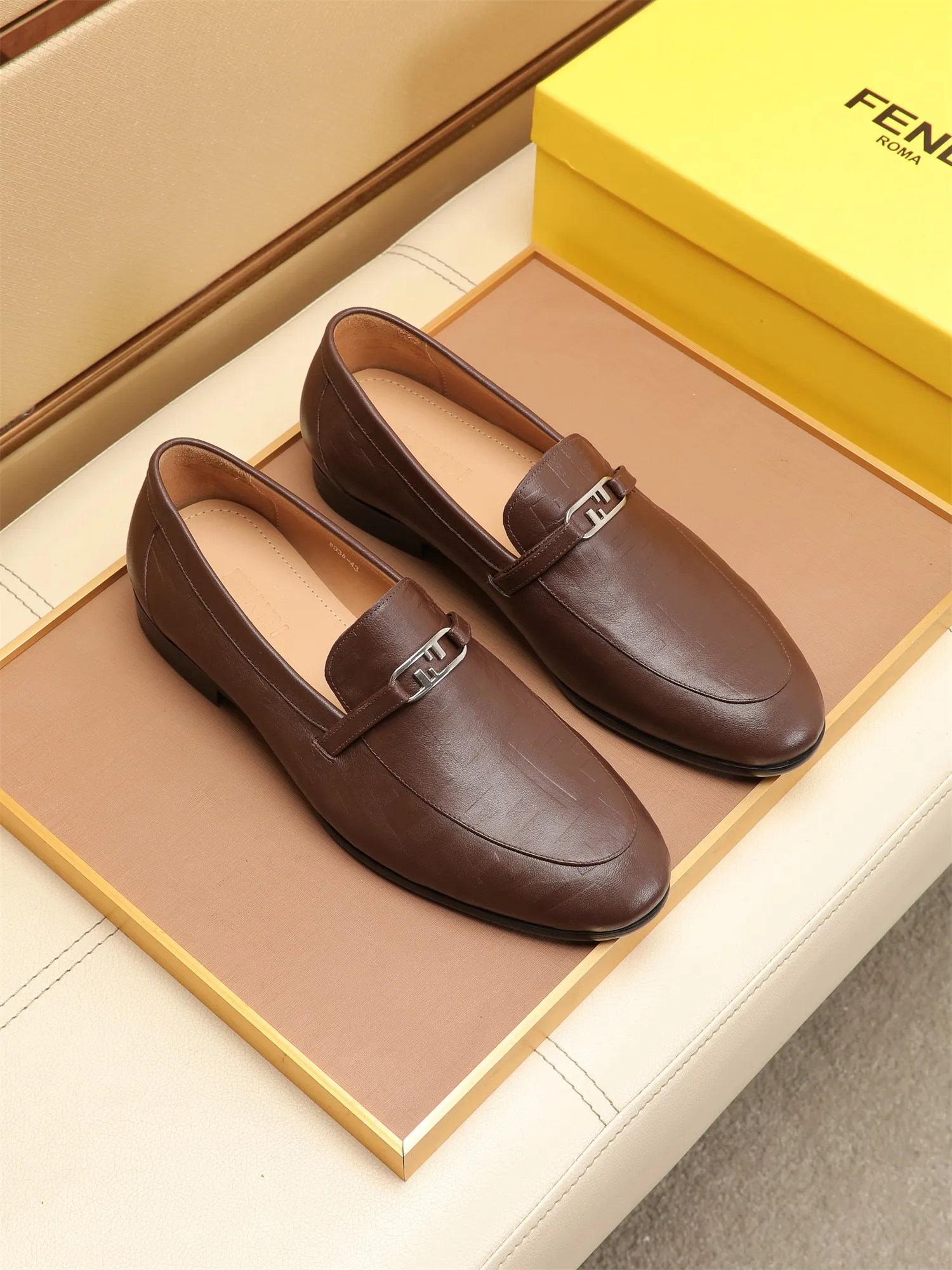 Men's shoes💰460 🕷🕷【FENDI】The latest men's formal leather shoes🇨🇳Classic series not to be missed💯The first layer is made of imported first-layer cowhide☘Original quality, the leather is smooth and delicate🎋Awesome version, perfect streamlined outline🍇Cowhide lining, size 38-44 (customized at 45.46)...